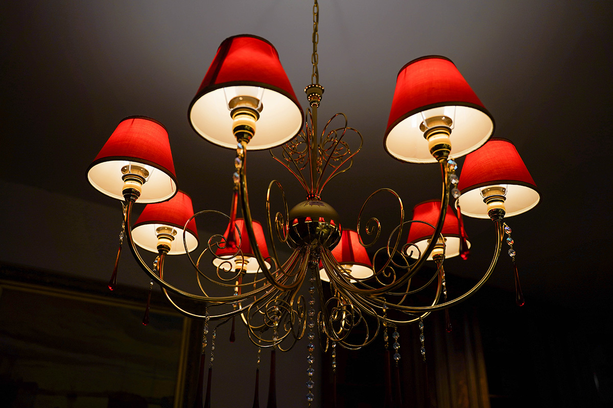 Dormitor cu design nautic și mobilier din lemn